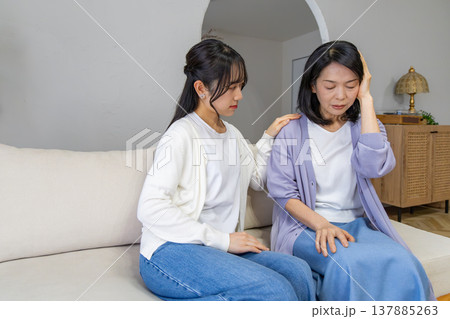 体調不良の母と心配する娘 137885263