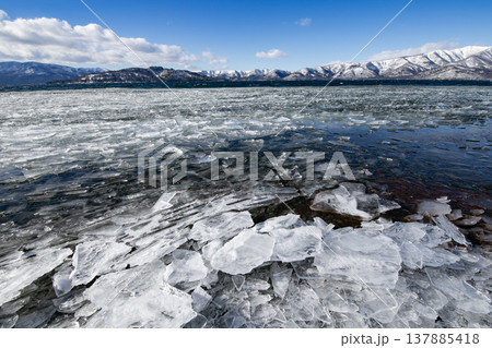 厳冬期の屈斜路湖 137885418