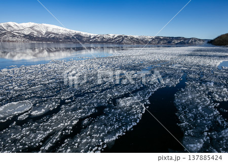 厳冬期の屈斜路湖 厳冬期の屈斜路湖 137885424