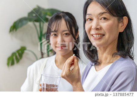 薬を飲む母と娘 健康イメージ 薬を飲む母と娘 健康イメージ 137885477