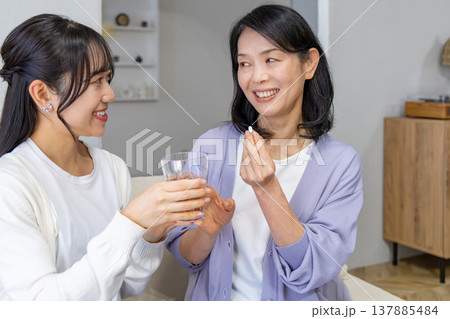 薬を飲む母と娘 健康イメージ 薬を飲む母と娘 健康イメージ 137885484