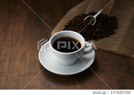 落ち着いた木目背景のコーヒーのイメージ 落ち着いた木目背景のコーヒーのイメージ 137885700