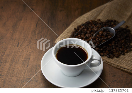 落ち着いた木目背景のコーヒーのイメージ 137885701