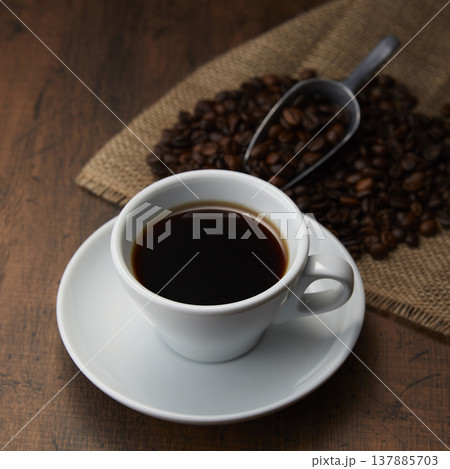 落ち着いた木目背景のコーヒーのイメージ 137885703