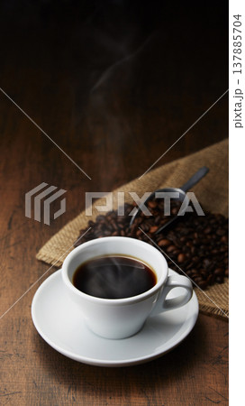 落ち着いた木目背景のコーヒーのイメージ 落ち着いた木目背景のコーヒーのイメージ 137885704