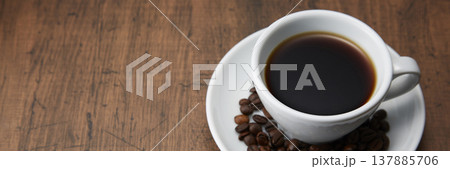 落ち着いた木目背景のコーヒーのイメージ 落ち着いた木目背景のコーヒーのイメージ 137885706