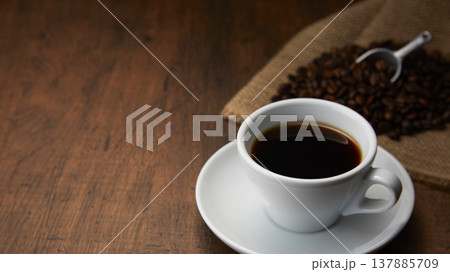 落ち着いた木目背景のコーヒーのイメージ 落ち着いた木目背景のコーヒーのイメージ 137885709