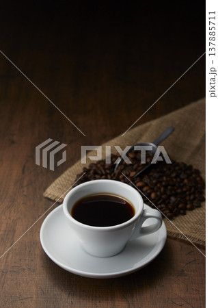 落ち着いた木目背景のコーヒーのイメージ 落ち着いた木目背景のコーヒーのイメージ 137885711