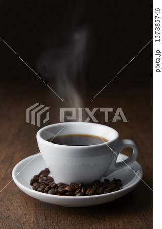 落ち着いた木目背景のコーヒーのイメージ 落ち着いた木目背景のコーヒーのイメージ 137885746