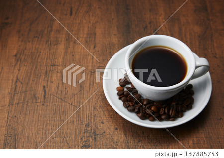落ち着いた木目背景のコーヒーのイメージ 落ち着いた木目背景のコーヒーのイメージ 137885753