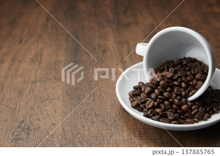 落ち着いた木目背景のコーヒーのイメージ 落ち着いた木目背景のコーヒーのイメージ 137885765