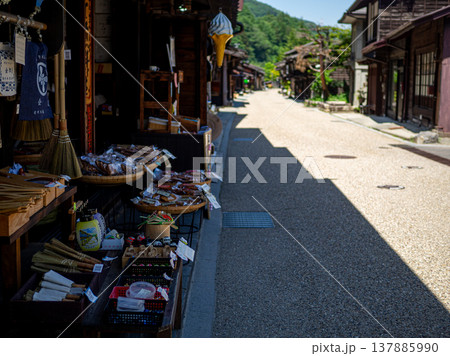 【奈良井宿】レトロな土産物屋の軒下と街並み 137885990