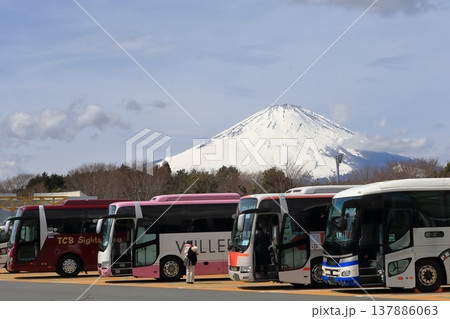 富士山と観光バス 137886063