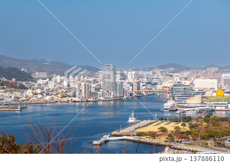 長崎市　グラバー園から望む長崎港と長崎市街地の風景 137886110