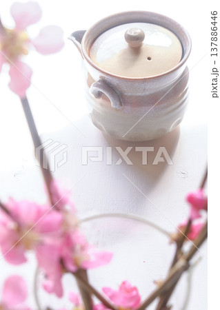 和風のイメージ画像［萩焼きの茶道具と梅の枝］ 137886446