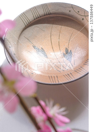 和風のイメージ画像［唐津焼きの皿と梅の花］ 137886449