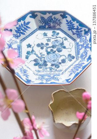和風のイメージ画像［和風の食器と梅の枝］ 137886451