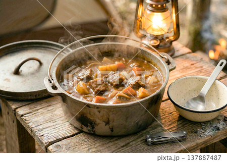 キャンプでビーフカレー 137887487