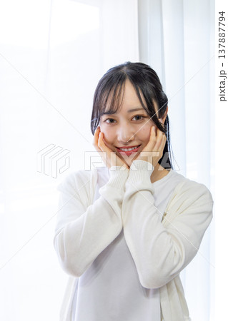 若い女性のビューティイメージ 若い女性のビューティイメージ 137887794