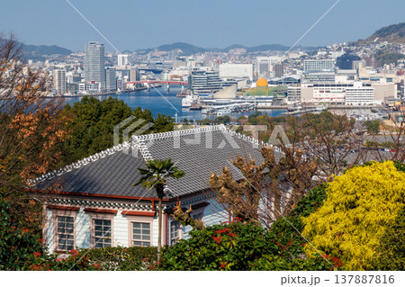 長崎市　グラバー園から望む長崎市街地の風景 137887816