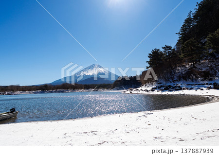 精進湖の早春の風景　結氷の湖面越しに観る子抱富士　 山梨県 137887939