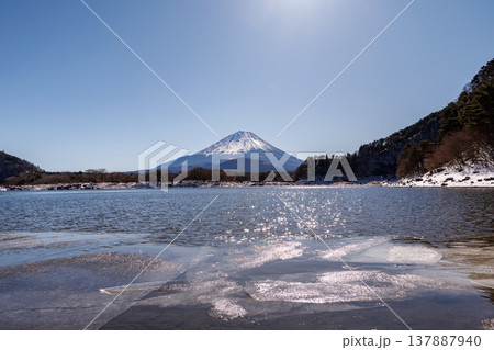 精進湖の早春の風景　結氷の湖面越しに観る子抱富士　 山梨県 137887940