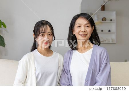 体を寄せる仲の良い母娘 体を寄せる仲の良い母娘 137888050