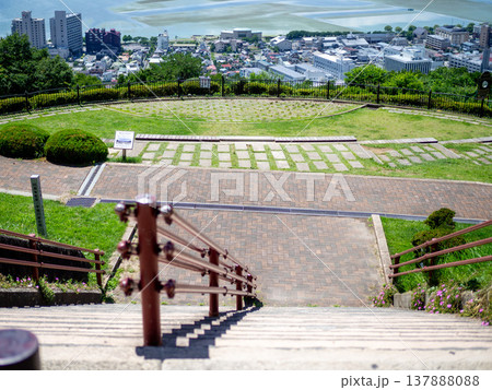 夏の日差しが眩しい立石公園と諏訪の街並み 夏の日差しが眩しい立石公園と諏訪の街並み 137888088