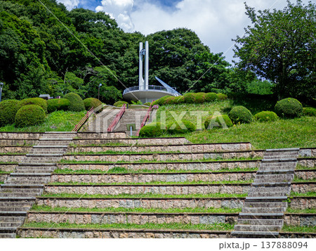 夏空に映える立石公園の展望台と石段 夏空に映える立石公園の展望台と石段 137888094