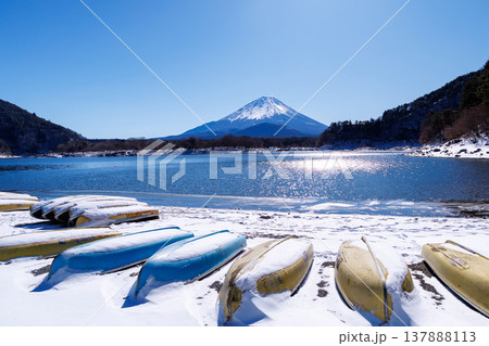 精進湖の早春の風景　結氷の湖面越しに観る子抱富士　 山梨県 137888113