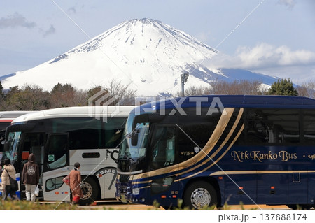 富士山と観光バス 137888174