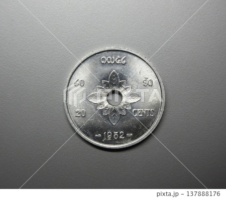 ラオスで1952年に発行された20セント硬貨 137888176