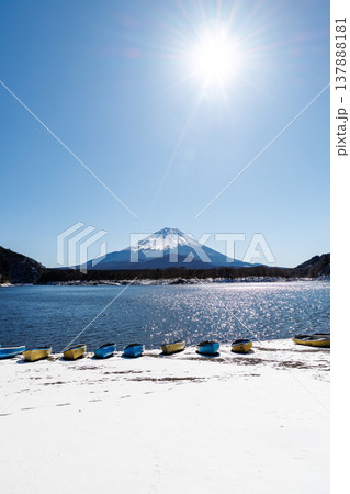精進湖の早春の風景　結氷の湖面越しに観る子抱富士　 山梨県 137888181