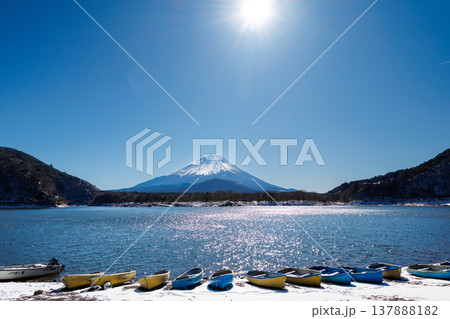 精進湖の早春の風景　結氷の湖面越しに観る子抱富士　 山梨県 137888182