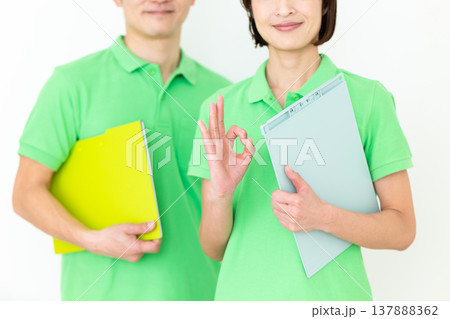 丸のポーズをする介護福祉士 137888362