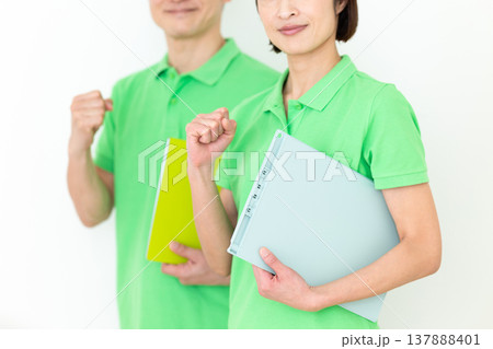 ガッツポーズをする介護福祉士 137888401