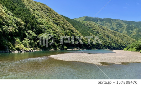 新緑と五月晴れの青空に彩られた四万十川〈岩間沈下橋上流/高知県四万十市〉 137888470