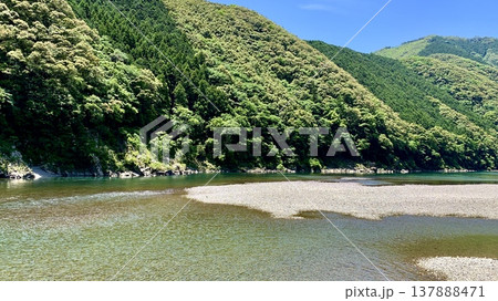 新緑と五月晴れの青空に彩られた四万十川〈岩間沈下橋上流/高知県四万十市〉 137888471