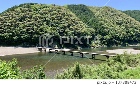 新緑と五月晴れの青空に彩られた四万十川と岩間沈下橋〈高知県〉 137888472