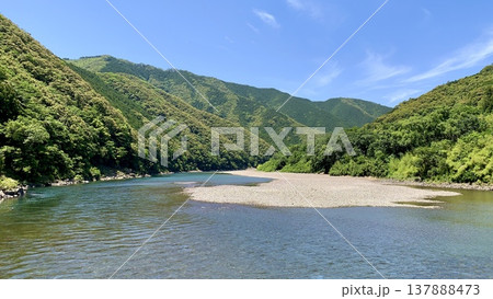 新緑と五月晴れの青空に彩られた四万十川〈岩間沈下橋上流/高知県四万十市〉 137888473