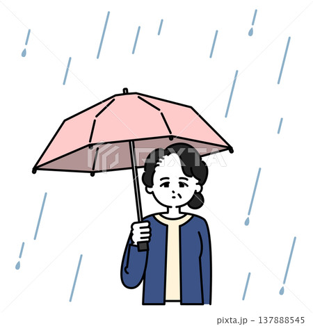 雨傘をさすシニア女性 137888545