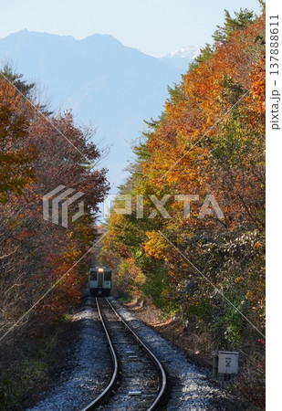 南アルプスの山を背景に輝く紅葉の中を走る小海線の列車風景 Ver1 南アルプスの山を背景に輝く紅葉の中を走る小海線の列車風景 Ver1 137888611