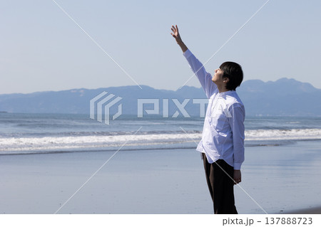 波打ち際でたたずむ男性 137888723