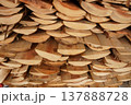 重ねられた薪 137888728