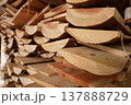 重ねられた木材 137888729