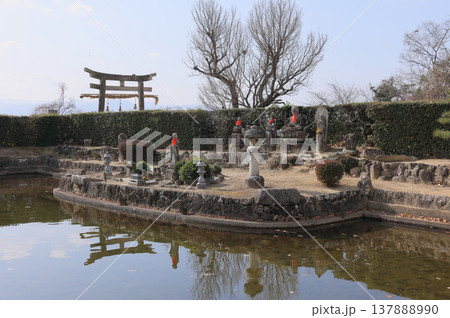 延命院の灌頂池と隣の豊姫神社の鳥居 延命院の灌頂池と隣の豊姫神社の鳥居 137888990