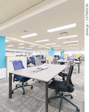 企業オフィスの執務エリア 137889236