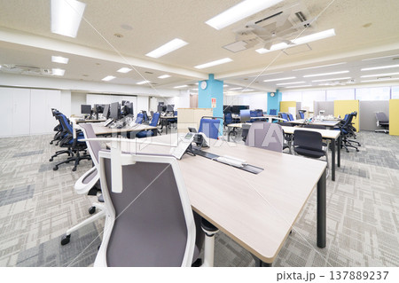 明るく清潔なオープンオフィスのワークスペース 137889237