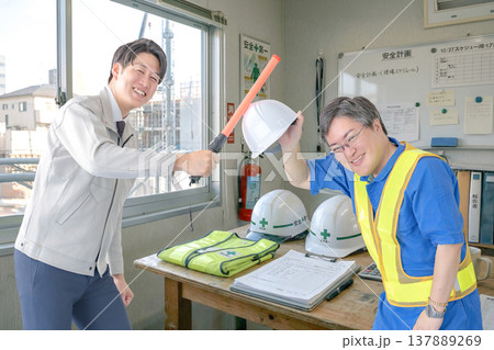 安全装備でふざける作業員 安全装備でふざける作業員 137889269
