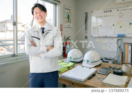 作業員に指導する現場管理者 作業員に指導する現場管理者 137889273